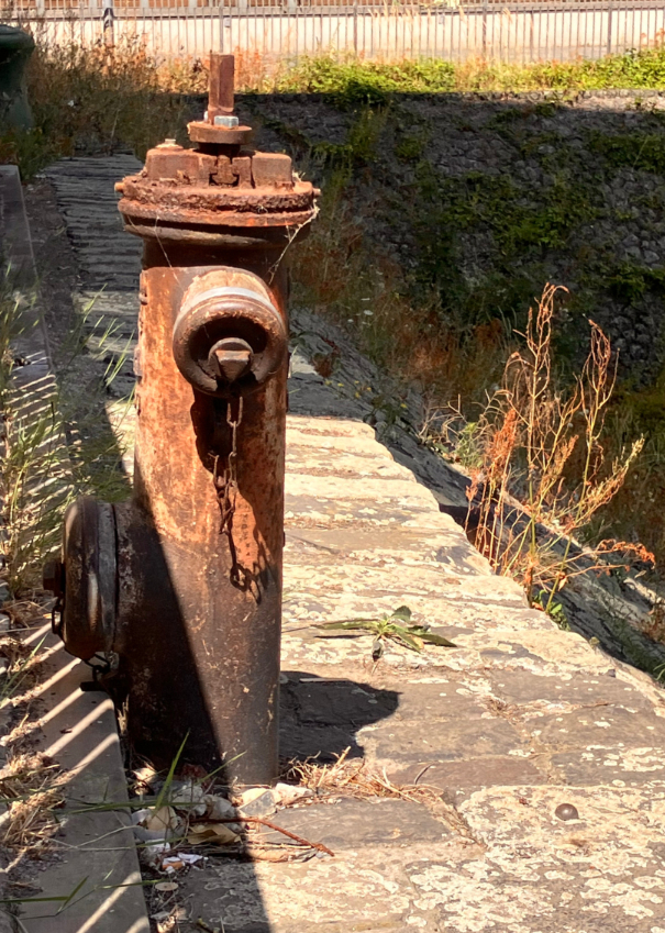 Historischer Hydrant 38 am Startpunkt des Denkmalpfads im Düsseldorfer Hafen