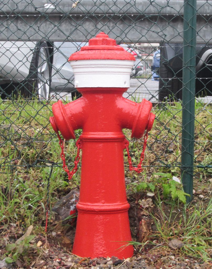 Historischer Hydrant 76 am Endpunkt beim Ausstellungsraum „Atelier Rheinblick“ in der Weizenmühlenstraße 16